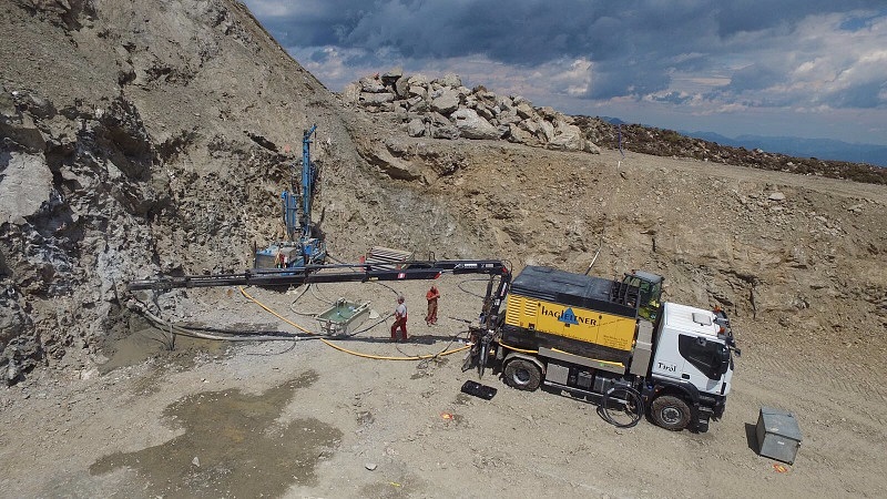 Bohrmannschaft beim Abteufen einer Erdwärmesonde am Berg