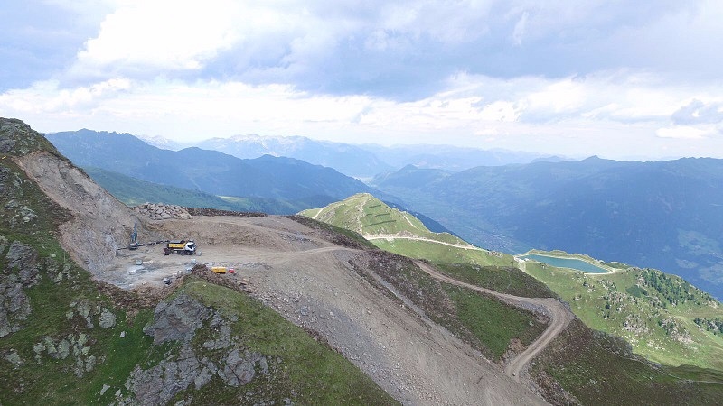 Luftbild der Bohrstelle auf rund 2.000 m Seehöhe